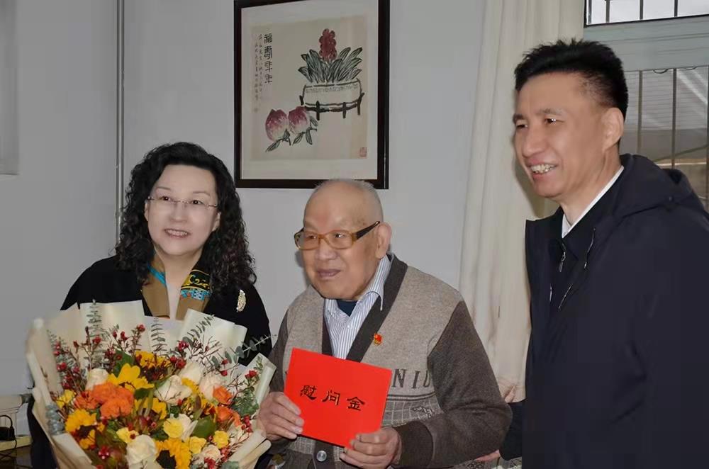 濟(jì)南產(chǎn)發(fā)集團(tuán)黨委副書記、總經(jīng)理黃蓓走訪慰問離休老干部、老黨員